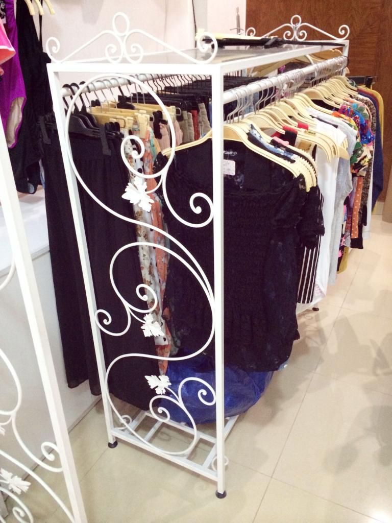 Thanh lí shop, bán 2 xào treo quần áo, ma nơ canh, cây trang tri, 2 kệ treo áp tường