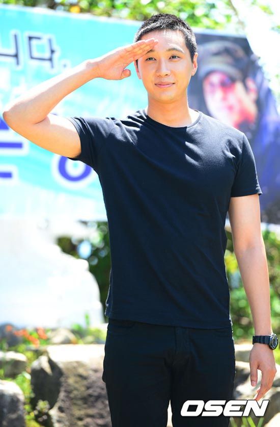 Ji Hyun-woo reports for army duty