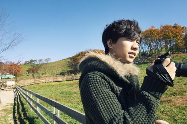 Lee Seung-gi turns photo-essayist (sort of)