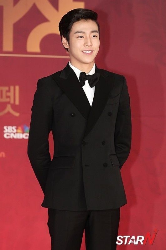 http://i1058.photobucket.com/albums/t413/javabeansdb/event/2012/12a/sbs12_leehyunwoo3.jpg