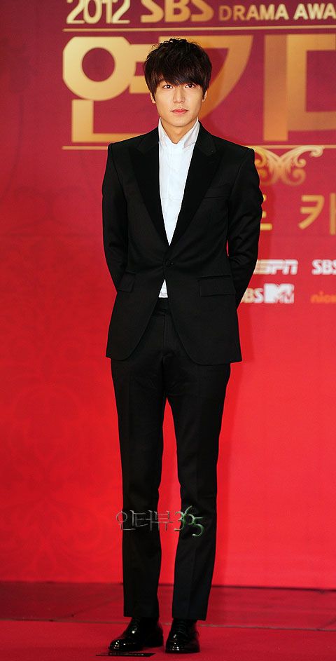 http://i1058.photobucket.com/albums/t413/javabeansdb/event/2012/12a/sbs12_leeminho3.jpg