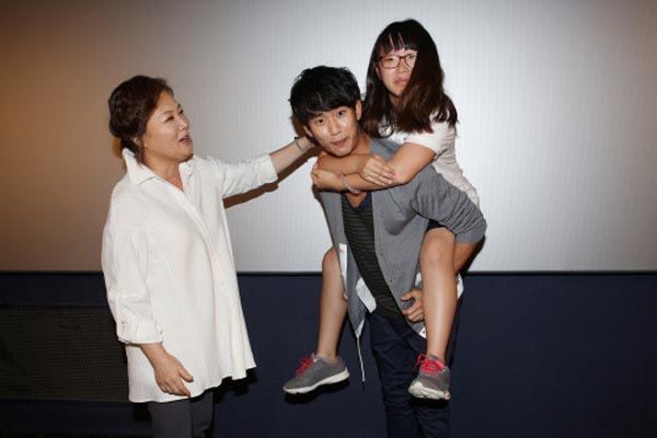 Kim Soo-hyun piggybacks The Thieves’ 10 millionth moviegoer