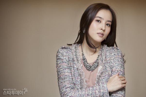 Han Hye-jin drops political rom-com, Lee Min-jung steps in?