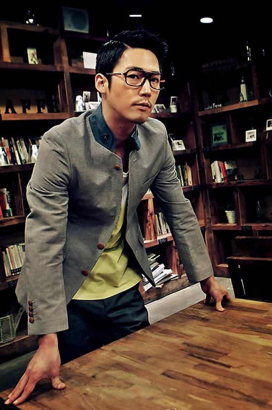 Jang Hyuk publishes collection of personal essays
