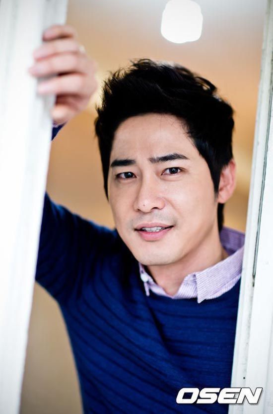 Kang Ji-hwan has been cast in a new movie, and he&#39;ll be heading back to rom-com-land (wheeee) with Romancing Game, which follows the sweet romance between a ... - kangjihwan_346