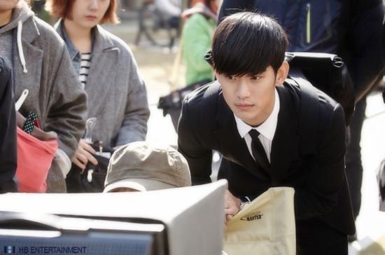 Kim Soo-hyun suits up to play alien professor man