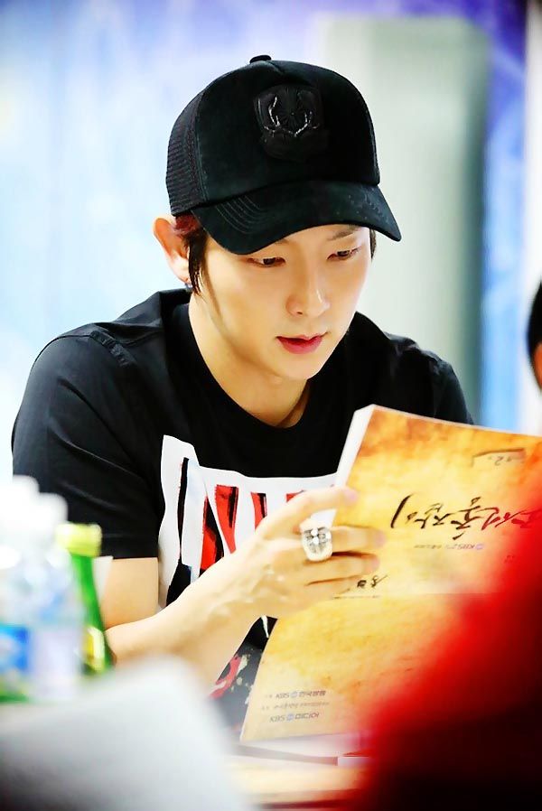 Cast gathers for table reads for Joseon Gunman
