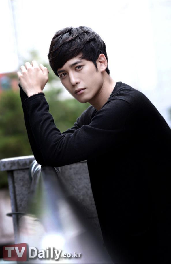 Park Ki-woong joins Han Chae-ah in Made In China