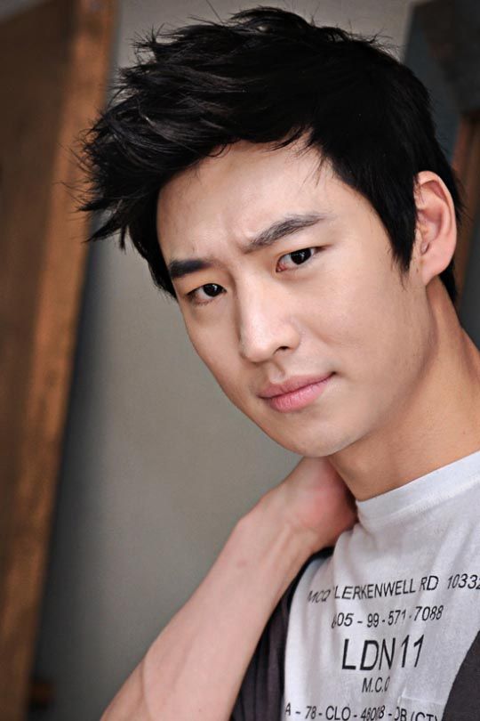 Lee Je-hoon confirms drama return with Secret Door