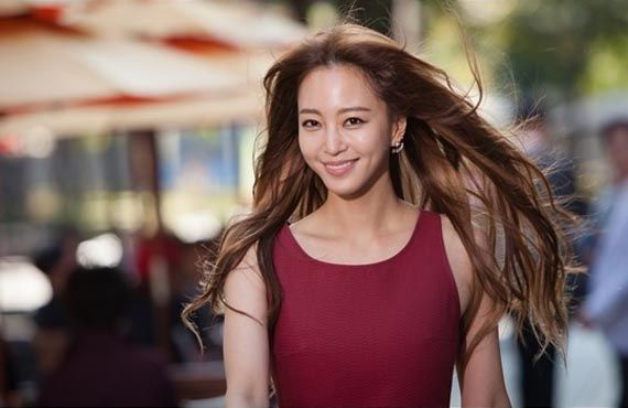 Han Ye-seul struts as a sexy ajumma for Birth of a Beauty