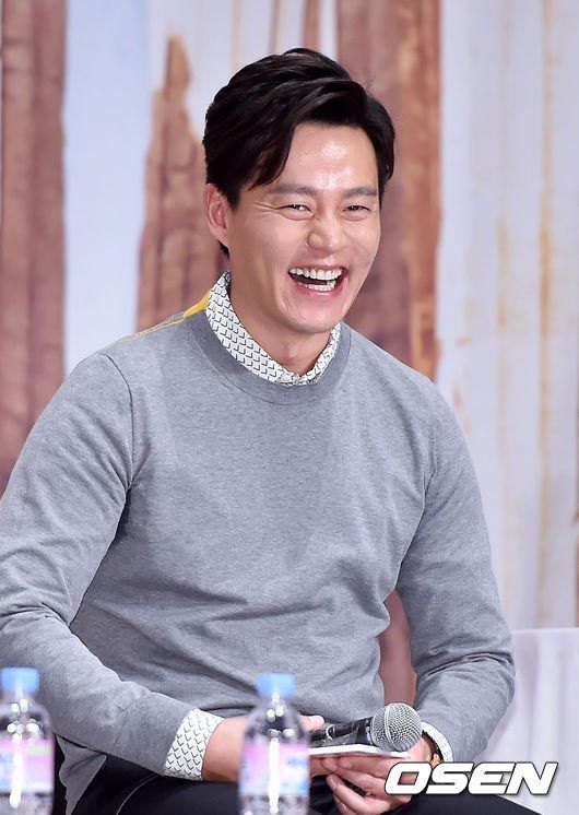 Lee Seo-jin considers MBC weekend drama