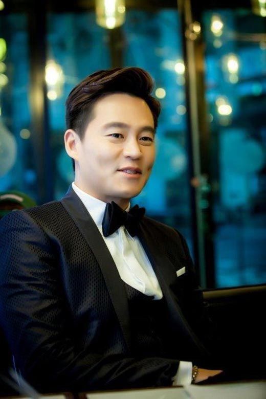 Lee Seo-jin dons a tux to go with his silver spoon