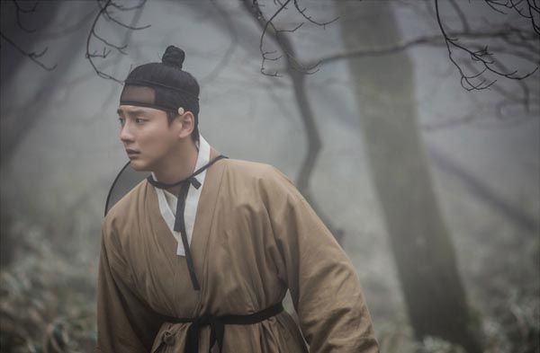 Yoon Shi-yoon wanders the forest in Mirror of the Witch