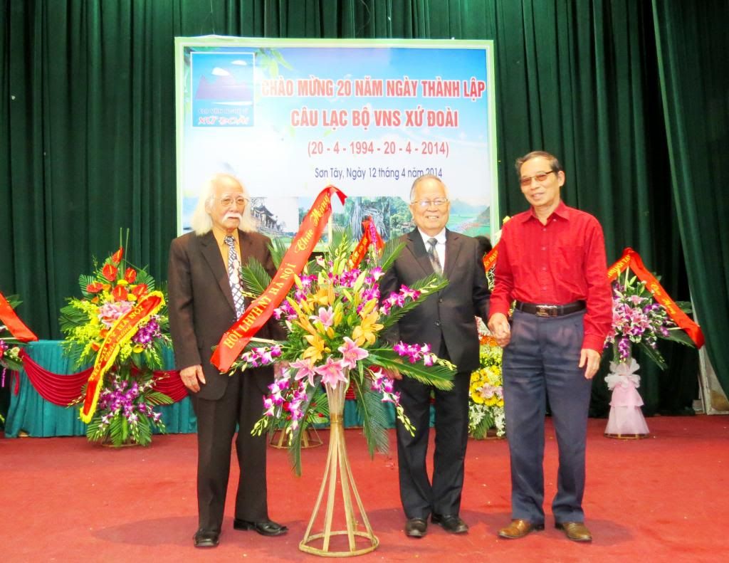Nhà thơ Bằng Việt lên tặng hoa chúc mừng CLB